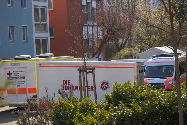 Wuerzburg, Seniorenheim Ehehaltenhaus - St.Nikolaus 27.03.2020, Kohorten-Isolierung wird im Seniorenheim St. Nikolaus vorbereitet Bild: Kohorten-Isolierung wird im Seniorenheim St. Nikolaus von Feuerwehr, Johanitern und Rotem Kreutz vorbereitet, Den zwölften Todesfall meldete das Gesundheitsamt am Freitagabend. Nun soll eine sogenannte Kohorten-Isolierung die weitere Ausbreitung verhindern: 44 Bewohner, die aktuell positiv getestet sind, will man in zwei bis drei isolierten Stationen im Heim zusammenziehen. Copyright: HMBxMedia xHeikoxBecker