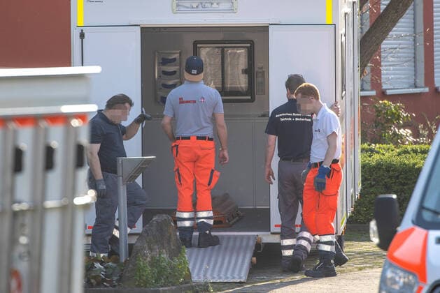 Wuerzburg, Seniorenheim Ehehaltenhaus - St.Nikolaus 27.03.2020, Kohorten-Isolierung wird im Seniorenheim St. Nikolaus vorbereitet Bild: Kohorten-Isolierung wird im Seniorenheim St. Nikolaus von Feuerwehr, Johanitern und Rotem Kreutz vorbereitet, Den zwölften Todesfall meldete das Gesundheitsamt am Freitagabend. Nun soll eine sogenannte Kohorten-Isolierung die weitere Ausbreitung verhindern: 44 Bewohner, die aktuell positiv getestet sind, will man in zwei bis drei isolierten Stationen im Heim zusammenziehen. Copyright: HMBxMedia xHeikoxBecker
