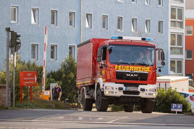 Wuerzburg, Seniorenheim Ehehaltenhaus - St.Nikolaus 27.03.2020, Kohorten-Isolierung wird im Seniorenheim St. Nikolaus vorbereitet Bild: Kohorten-Isolierung wird im Seniorenheim St. Nikolaus von Feuerwehr, Johanitern und Rotem Kreutz vorbereitet, Den zwölften Todesfall meldete das Gesundheitsamt am Freitagabend. Nun soll eine sogenannte Kohorten-Isolierung die weitere Ausbreitung verhindern: 44 Bewohner, die aktuell positiv getestet sind, will man in zwei bis drei isolierten Stationen im Heim zusammenziehen. Copyright: HMBxMedia xHeikoxBecker