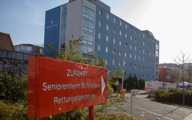 News Bilder des Tages Wuerzburg, Seniorenheim Ehehaltenhaus - St.Nikolaus 27.03.2020, Kohorten-Isolierung wird im Seniorenheim St. Nikolaus vorbereitet Bild: Kohorten-Isolierung wird im Seniorenheim St. Nikolaus von Feuerwehr, Johanitern und Rotem Kreutz vorbereitet, Den zwölften Todesfall meldete das Gesundheitsamt am Freitagabend. Nun soll eine sogenannte Kohorten-Isolierung die weitere Ausbreitung verhindern: 44 Bewohner, die aktuell positiv getestet sind, will man in zwei bis drei isolierten Stationen im Heim zusammenziehen. Copyright: HMBxMedia xHeikoxBecker