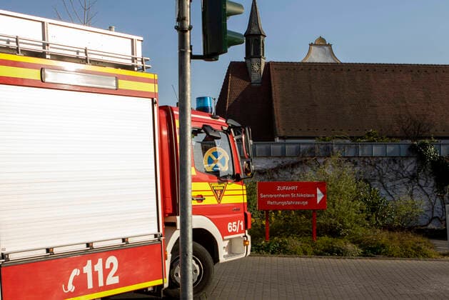 Wuerzburg, Seniorenheim Ehehaltenhaus - St.Nikolaus 27.03.2020, Kohorten-Isolierung wird im Seniorenheim St. Nikolaus vorbereitet Bild: Kohorten-Isolierung wird im Seniorenheim St. Nikolaus von Feuerwehr, Johanitern und Rotem Kreutz vorbereitet, Den zwölften Todesfall meldete das Gesundheitsamt am Freitagabend. Nun soll eine sogenannte Kohorten-Isolierung die weitere Ausbreitung verhindern: 44 Bewohner, die aktuell positiv getestet sind, will man in zwei bis drei isolierten Stationen im Heim zusammenziehen. Copyright: HMBxMedia xHeikoxBecker