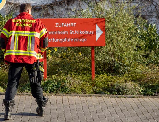 Wuerzburg, Seniorenheim Ehehaltenhaus - St.Nikolaus 27.03.2020, Kohorten-Isolierung wird im Seniorenheim St. Nikolaus vorbereitet Bild: Kohorten-Isolierung wird im Seniorenheim St. Nikolaus von Feuerwehr, Johanitern und Rotem Kreutz vorbereitet, Den zwölften Todesfall meldete das Gesundheitsamt am Freitagabend. Nun soll eine sogenannte Kohorten-Isolierung die weitere Ausbreitung verhindern: 44 Bewohner, die aktuell positiv getestet sind, will man in zwei bis drei isolierten Stationen im Heim zusammenziehen. Copyright: HMBxMedia xHeikoxBecker