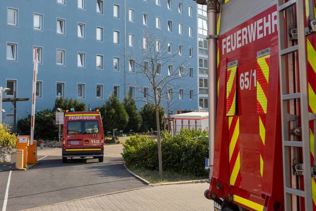 Wuerzburg, Seniorenheim Ehehaltenhaus - St.Nikolaus 27.03.2020, Kohorten-Isolierung wird im Seniorenheim St. Nikolaus vorbereitet Bild: Kohorten-Isolierung wird im Seniorenheim St. Nikolaus von Feuerwehr, Johanitern und Rotem Kreutz vorbereitet, Den zwölften Todesfall meldete das Gesundheitsamt am Freitagabend. Nun soll eine sogenannte Kohorten-Isolierung die weitere Ausbreitung verhindern: 44 Bewohner, die aktuell positiv getestet sind, will man in zwei bis drei isolierten Stationen im Heim zusammenziehen. Copyright: HMBxMedia xHeikoxBecker