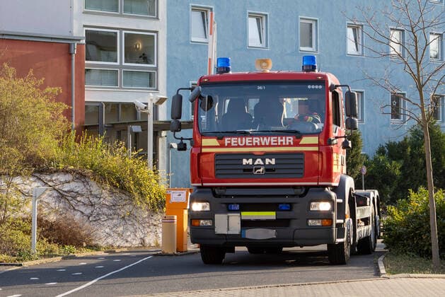 Wuerzburg, Seniorenheim Ehehaltenhaus - St.Nikolaus 27.03.2020, Kohorten-Isolierung wird im Seniorenheim St. Nikolaus vorbereitet Bild: Kohorten-Isolierung wird im Seniorenheim St. Nikolaus von Feuerwehr, Johanitern und Rotem Kreutz vorbereitet, Den zwölften Todesfall meldete das Gesundheitsamt am Freitagabend. Nun soll eine sogenannte Kohorten-Isolierung die weitere Ausbreitung verhindern: 44 Bewohner, die aktuell positiv getestet sind, will man in zwei bis drei isolierten Stationen im Heim zusammenziehen. Copyright: HMBxMedia xHeikoxBecker