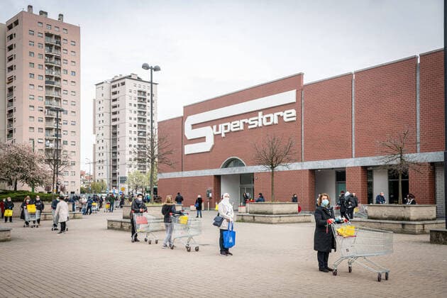 Milan - Esselunga Superstore of viale Certosa. Extra long queue for entrance to the supermarket due to the contiguous entrance to avoid contagion from Coronavirus Covid-19, people lined up with trolley and mask (Marco Passaro Fotogramma, Milan - 2020-03-27) p.s. la foto e utilizzabile nel rispetto del contesto in cui e stata scattata, e senza intento diffamatorio del decoro delle persone rappresentate  Copyright: xMarcoxPassarox xFOTOGRAMMAx