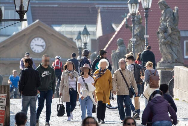 Wuerzburg, City, 27.03.2020, Coronavirus, Katastrophenfall in Bayern, Ausgangsbeschraenkungen Bild: Trotz Ausgangsbeschraenkung halten sich viele Menschen auf der alten Mainbruecke auf, ohne den Mindesabstand einzuhalten Copyright: HMBxMedia xHeikoxBecker