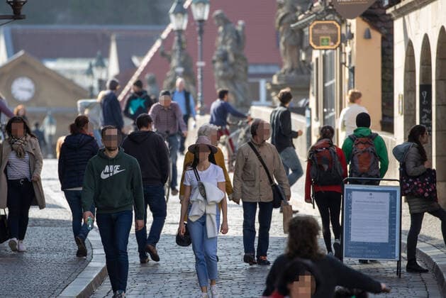 Wuerzburg, City, 27.03.2020, Coronavirus, Katastrophenfall in Bayern, Ausgangsbeschraenkungen Bild: Trotz Ausgangsbeschraenkung halten sich viele Menschen auf der alten Mainbruecke auf, ohne den Mindesabstand einzuhalten Copyright: HMBxMedia xHeikoxBecker