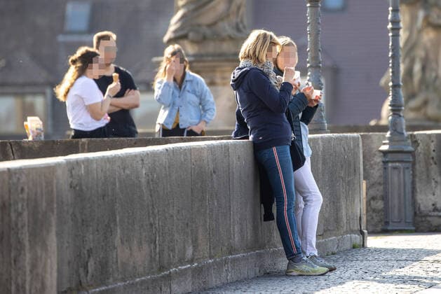 Wuerzburg, City, 27.03.2020, Coronavirus, Katastrophenfall in Bayern, Ausgangsbeschraenkungen Bild: Trotz Ausgangsbeschraenkung halten sich viele Menschen auf der alten Mainbruecke auf, ohne den Mindesabstand einzuhalten Copyright: HMBxMedia xHeikoxBecker