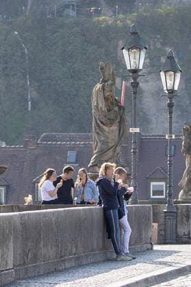 Wuerzburg, City, 27.03.2020, Coronavirus, Katastrophenfall in Bayern, Ausgangsbeschraenkungen Bild: Trotz Ausgangsbeschraenkung halten sich viele Menschen auf der alten Mainbruecke auf, ohne den Mindesabstand einzuhalten Copyright: HMBxMedia xHeikoxBecker