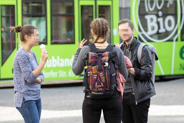Wuerzburg, City, 27.03.2020, Coronavirus, Katastrophenfall in Bayern, Ausgangsbeschraenkungen Bild: Trotz Ausgangsbeschraenkung halten sich viele Menschen auf der alten Mainbruecke auf, ohne den Mindesabstand einzuhalten Copyright: HMBxMedia xHeikoxBecker