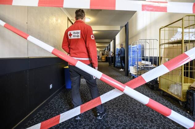 2020-03-27 12:50:36 Nederland, Roermond, 27 maart 2020 - Foto: mederwerks op een afdeling voor patienten. In de strijd tegen corona is er ook in Roermond een zorghotel geopend bij het Van der Valk concern. ANP-Hollandse Hoogte John Peters  Copyright: xx x409073131x