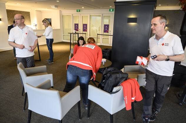 2020-03-27 13:16:20 Nederland, Roermond, 27 maart 2020 - Foto: Overleg voordat hotel open gaat. In de strijd tegen corona is er ook in Roermond een zorghotel geopend bij het Van der Valk concern. ANP-Hollandse Hoogte John Peters  Copyright: xx x409073158x