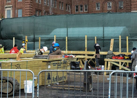 March 27, 2020, New York Manhattan, USA: NYC building Makeshift morgue using 8 refrigerated trucks outside Bellevue Hospital in Manhattan to deal with a potential surge of coronavirus victims, . . 03 27 20. New York Manhattan. . New York Manhattan. USA - ZUMAs252 20200327_znp_s252_004 Copyright: xMarcusxSantosx