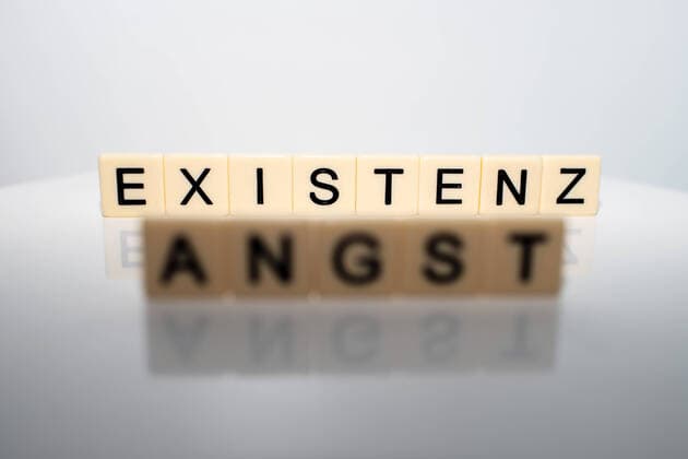 Deutschland 27.03.2020: Folgen des Coronavirus (Covid-19) im Bild: Aufschrift, Wort Existenzangst , Deutschland