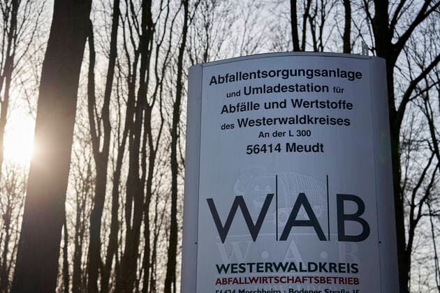 Coronavirus - Meudt 27.03.2020, Rheinland-Pfalz, Meudt: Betriebsfremde (Kunden, Besucher, Bürger) haben derzeit unter anderem auf der Müll-Deponie in Meudt (Westerwaldkreis) derzeit wegen der Infektionsschutzvorsorge infolge der Corona-Epidemie zum Schutz der Mitarbeiter in einem systemrelevanten Mitarbeiterkreis, keinen Zugang.