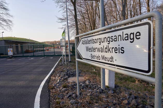 Coronavirus - Meudt 27.03.2020, Rheinland-Pfalz, Meudt: Betriebsfremde (Kunden, Besucher, Bürger) haben derzeit unter anderem auf der Müll-Deponie in Meudt (Westerwaldkreis) derzeit wegen der Infektionsschutzvorsorge infolge der Corona-Epidemie zum Schutz der Mitarbeiter in einem systemrelevanten Mitarbeiterkreis, keinen Zugang.