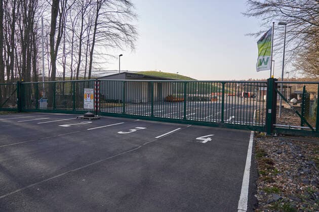 Coronavirus - Meudt 27.03.2020, Rheinland-Pfalz, Meudt: Betriebsfremde (Kunden, Besucher, Bürger) haben derzeit unter anderem auf der Müll-Deponie in Meudt (Westerwaldkreis) derzeit wegen der Infektionsschutzvorsorge infolge der Corona-Epidemie zum Schutz der Mitarbeiter in einem systemrelevanten Mitarbeiterkreis, keinen Zugang.