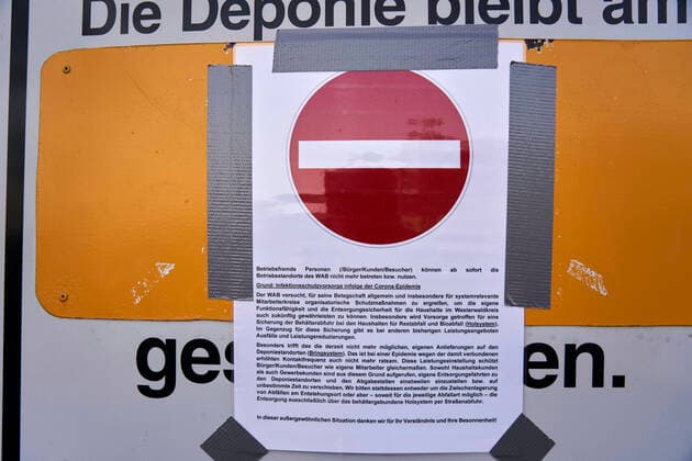 Coronavirus - Meudt 27.03.2020, Rheinland-Pfalz, Meudt: Betriebsfremde (Kunden, Besucher, Bürger) haben derzeit unter anderem auf der Müll-Deponie in Meudt (Westerwaldkreis) derzeit wegen der Infektionsschutzvorsorge infolge der Corona-Epidemie zum Schutz der Mitarbeiter in einem systemrelevanten Mitarbeiterkreis, keinen Zugang.