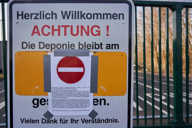 Coronavirus - Meudt 27.03.2020, Rheinland-Pfalz, Meudt: Betriebsfremde (Kunden, Besucher, Bürger) haben derzeit unter anderem auf der Müll-Deponie in Meudt (Westerwaldkreis) derzeit wegen der Infektionsschutzvorsorge infolge der Corona-Epidemie zum Schutz der Mitarbeiter in einem systemrelevanten Mitarbeiterkreis, keinen Zugang.