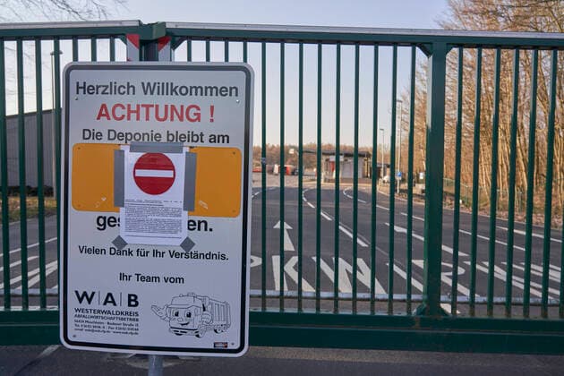 Coronavirus - Meudt 27.03.2020, Rheinland-Pfalz, Meudt: Betriebsfremde (Kunden, Besucher, Bürger) haben derzeit unter anderem auf der Müll-Deponie in Meudt (Westerwaldkreis) derzeit wegen der Infektionsschutzvorsorge infolge der Corona-Epidemie zum Schutz der Mitarbeiter in einem systemrelevanten Mitarbeiterkreis, keinen Zugang.