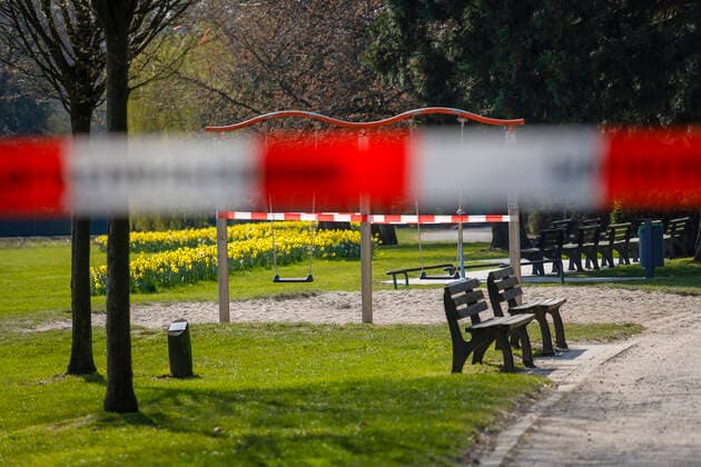 27.03.2020, Essen, Ruhrgebiet, Nordrhein-Westfalen, Deutschland - Kontaktverbot wegen Corona Pandemie, der Park am Haumannplatz wurde gesperrt, weil sich zuviele Buerger nicht an die Kontaktsperre halten, Versammlungen und das Betreten vom Park und Spielpatz ist derzeit verboten. Essen Nordrhein-Westfalen Deutschland
