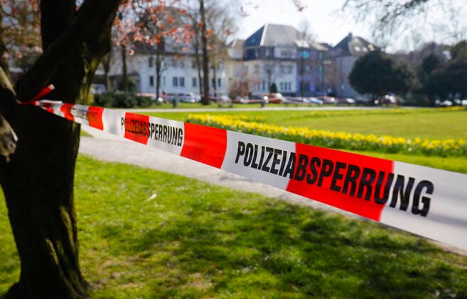 27.03.2020, Essen, Ruhrgebiet, Nordrhein-Westfalen, Deutschland - Kontaktverbot wegen Corona Pandemie, der Park am Haumannplatz wurde gesperrt, weil sich zuviele Buerger nicht an die Kontaktsperre halten, Versammlungen und das Betreten vom Park und Spielpatz ist derzeit verboten. Essen Nordrhein-Westfalen Deutschland