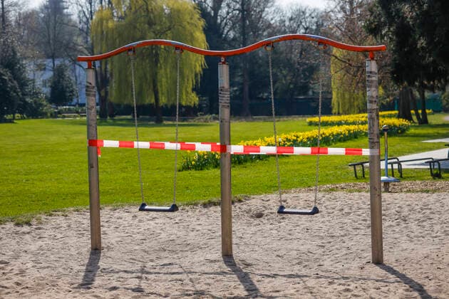 27.03.2020, Essen, Ruhrgebiet, Nordrhein-Westfalen, Deutschland - Kontaktverbot wegen Corona Pandemie, der Park am Haumannplatz wurde gesperrt, weil sich zuviele Buerger nicht an die Kontaktsperre halten, Versammlungen und das Betreten vom Park und Spielpatz ist derzeit verboten. Essen Nordrhein-Westfalen Deutschland