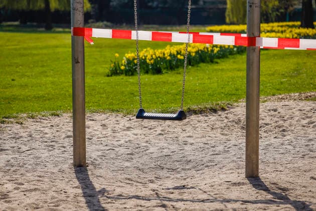 27.03.2020, Essen, Ruhrgebiet, Nordrhein-Westfalen, Deutschland - Kontaktverbot wegen Corona Pandemie, der Park am Haumannplatz wurde gesperrt, weil sich zuviele Buerger nicht an die Kontaktsperre halten, Versammlungen und das Betreten vom Park und Spielpatz ist derzeit verboten. Essen Nordrhein-Westfalen Deutschland