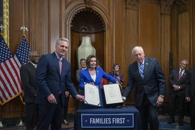 Bilder des Jahres 2020, News 03 März News Themen der Woche KW13 News Bilder des Tages House Minority Leader Kevin McCarthy, Speaker of the House Nancy Pelosi, and House Majority Leader Steny Hoyer display the signed bill after the House passed the $2.2 trillion CARES Act at the U.S. Capitol on Friday, March 27, 2020 in Washington, D.C. The stimulus bill, the largest in U.S history, provides economic bailouts to companies, independent contractors and includes direct payments to individuals as the U.S. suffers from the COVID-19 pandemic.  WAP202003278043 STEFANIxREYNOLDS