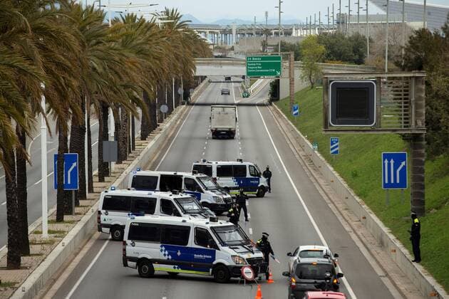Barcelona s Guardia Urbana officers wearing face masks and gloves control vehicles in Barcelona, Catalonia, Spain, 27 March 2020. Spain faces the 13th consecutive day of national lockdown in an effort to slow down the spread of the pandemic COVID-19 disease caused by the SARS-CoV-2 coronavirus. Coronavirus in Spain !ACHTUNG: NUR REDAKTIONELLE NUTZUNG!  Copyright: xEnricxFontcubertax GRAFCAT3761 20200327-637209371227238755