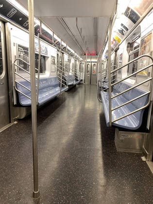 Corona-Virus in New York 27.03.2020, , New York, Corona-Virus in New York , im Bild Wo sich sonst die Menschen in der U-Bahn drängeln, ist jetzt gähnende Leere