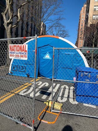 Corona-Virus in New York 27.03.2020, , New York, Corona-Virus in New York , im Bild Ein mobiles Zelt für potenzielle Erkrankte ist in der Innenstadt aufgestellt worden.
