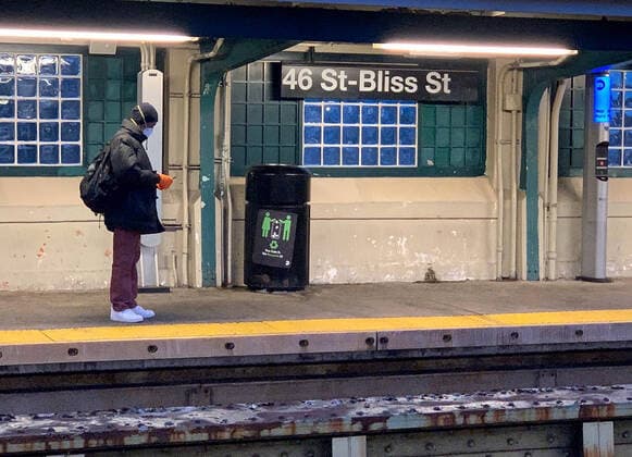 Corona-Virus in New York 27.03.2020, , New York, Corona-Virus in New York , im Bild Ein Mann mit Atemschutzmaske steht einsam auf einem Bahnsteig in New York.