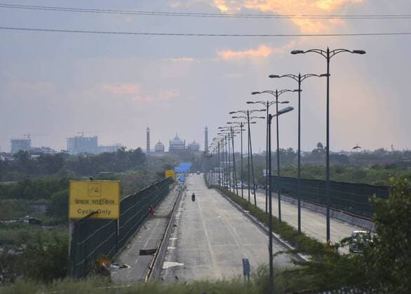 NEW DELHI, INDIA - MARCH 27: A deserted stretch of the road with the Jama Masjid in he background on a coudy evening, on day 3 of the three week nationwide lockdown to check the spread of Coronavirus COVID-19 , at Geeta Colony on March 27, 2020 in New Delhi, India. (Photo by Sonu Mehta Hindustan Times) India Goes Into 21 Day Lockdown Due To Coronavirus COVID-19