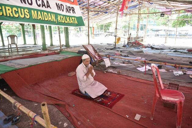 KOLKATA, INDIA - MARCH 27: A man offers namaz on the empty dias of the anti CAA, NRC protest site at Park Circus Maidan, on day 3 of the three week nationwide lockdown to check the spread of Coronavirus COVID-19 , on March 27, 2020 in Kolkata, India. (Photo by Samir Jana Hindustan Times) India Goes Into 21 Day Lockdown Due To Coronavirus COVID-19