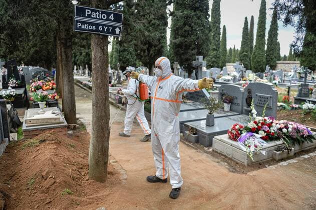 A worker from Guadalajara s City Hall disinfects a coworker at Guadalajara s cemetery in Spain, 27 March 2020. Guadalajara s City Hall will build urgently 44 new graves due to coronavirus crisis outbreak. Coronavirus in Spain !ACHTUNG: NUR REDAKTIONELLE NUTZUNG!  Copyright: xNACHOxIZQUIERDOx GRAF2462 20200327-637209382167523497