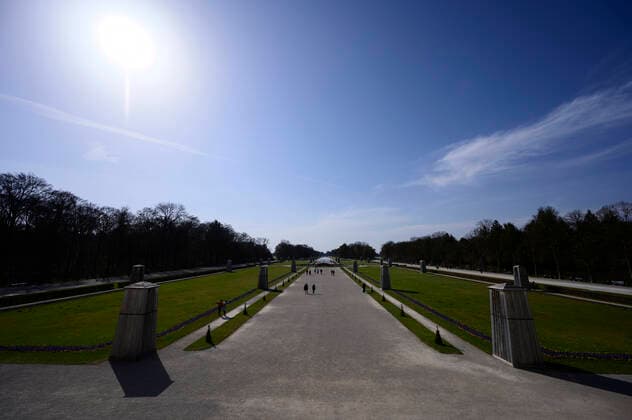 Schloss Nymphenburg - einige Spaziergänger und Jogger im Schlosspark - Ausgangsbeschränkung in Bayern wegen Corona Pandemie - Tag 4, München am 27.03.2020