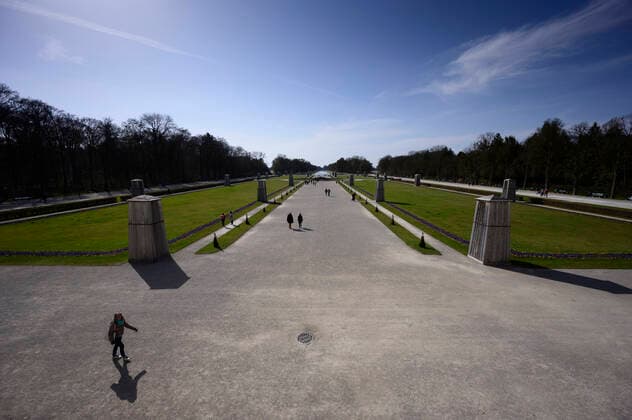 Schloss Nymphenburg - einige Spaziergänger und Jogger im Schlosspark - Ausgangsbeschränkung in Bayern wegen Corona Pandemie - Tag 4, München am 27.03.2020