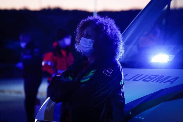 March 27, 2020, Valdemoro, MADRID, SPAIN: Illustration, Medical Staff and Police Corps thank each other for the work they do at Infanta Elena Hospital of Valdemoro, Madrid, during the second week after the Government declared the state of alarm in Spain and recommended people to stay at home to fight coronavirus COVID-19 on March 27, 2020 in Valdemoro, Madrid, Spain Valdemoro SPAIN - ZUMAa181 20200327_zaa_a181_103 Copyright: xOscarxJ.xBarrosox
