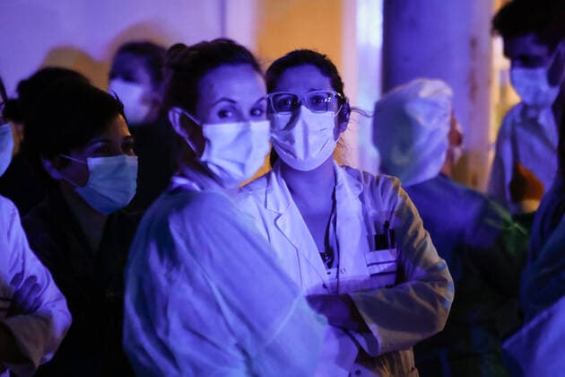 March 27, 2020, Valdemoro, MADRID, SPAIN: Illustration, Medical Staff and Police Corps thank each other for the work they do at Infanta Elena Hospital of Valdemoro, Madrid, during the second week after the Government declared the state of alarm in Spain and recommended people to stay at home to fight coronavirus COVID-19 on March 27, 2020 in Valdemoro, Madrid, Spain Valdemoro SPAIN - ZUMAa181 20200327_zaa_a181_107 Copyright: xOscarxJ.xBarrosox