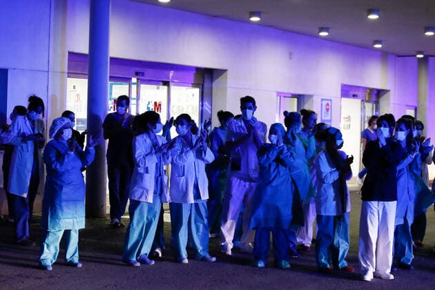 March 27, 2020, Valdemoro, MADRID, SPAIN: Illustration, Medical Staff and Police Corps thank each other for the work they do at Infanta Elena Hospital of Valdemoro, Madrid, during the second week after the Government declared the state of alarm in Spain and recommended people to stay at home to fight coronavirus COVID-19 on March 27, 2020 in Valdemoro, Madrid, Spain Valdemoro SPAIN - ZUMAa181 20200327_zaa_a181_110 Copyright: xOscarxJ.xBarrosox