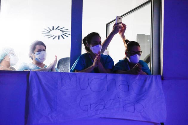 March 27, 2020, Valdemoro, MADRID, SPAIN: Illustration, Medical Staff and Police Corps thank each other for the work they do at Infanta Elena Hospital of Valdemoro, Madrid, during the second week after the Government declared the state of alarm in Spain and recommended people to stay at home to fight coronavirus COVID-19 on March 27, 2020 in Valdemoro, Madrid, Spain Valdemoro SPAIN - ZUMAa181 20200327_zaa_a181_124 Copyright: xOscarxJ.xBarrosox
