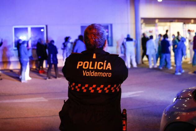 March 27, 2020, Valdemoro, MADRID, SPAIN: Illustration, Medical Staff and Police Corps thank each other for the work they do at Infanta Elena Hospital of Valdemoro, Madrid, during the second week after the Government declared the state of alarm in Spain and recommended people to stay at home to fight coronavirus COVID-19 on March 27, 2020 in Valdemoro, Madrid, Spain Valdemoro SPAIN - ZUMAa181 20200327_zaa_a181_126 Copyright: xOscarxJ.xBarrosox