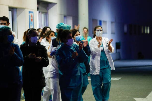 March 27, 2020, Valdemoro, MADRID, SPAIN: Illustration, Medical Staff and Police Corps thank each other for the work they do at Infanta Elena Hospital of Valdemoro, Madrid, during the second week after the Government declared the state of alarm in Spain and recommended people to stay at home to fight coronavirus COVID-19 on March 27, 2020 in Valdemoro, Madrid, Spain Valdemoro SPAIN - ZUMAa181 20200327_zaa_a181_130 Copyright: xOscarxJ.xBarrosox