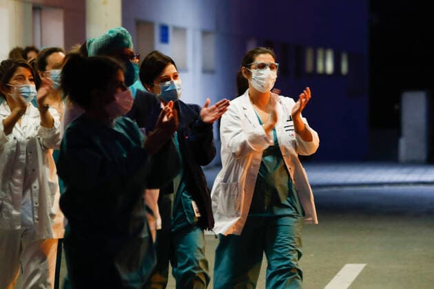 March 27, 2020, Valdemoro, MADRID, SPAIN: Illustration, Medical Staff and Police Corps thank each other for the work they do at Infanta Elena Hospital of Valdemoro, Madrid, during the second week after the Government declared the state of alarm in Spain and recommended people to stay at home to fight coronavirus COVID-19 on March 27, 2020 in Valdemoro, Madrid, Spain Valdemoro SPAIN - ZUMAa181 20200327_zaa_a181_131 Copyright: xOscarxJ.xBarrosox