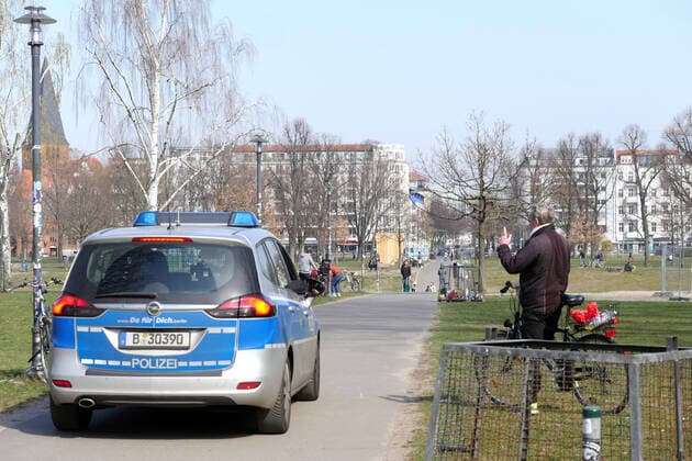 27.03.2020, Berlin - Deutschland: Corona-Krise, die Polizei fährt im Volkspark Friedrichshain Streife, Leute genießen das tolle Wetter und halten Abstand.