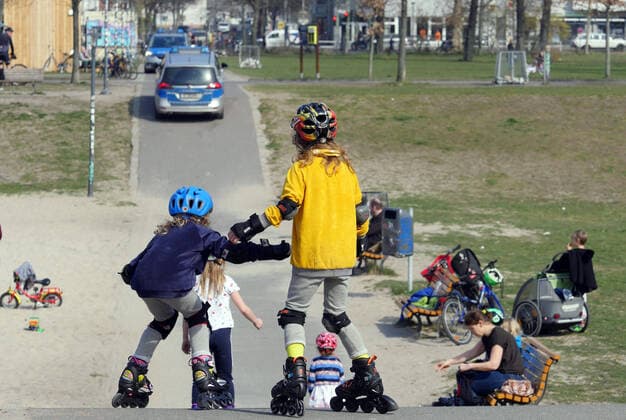 27.03.2020, Berlin - Deutschland: Corona-Krise, die Polizei fährt im Volkspark Friedrichshain Streife, Leute genießen das tolle Wetter und halten Abstand.