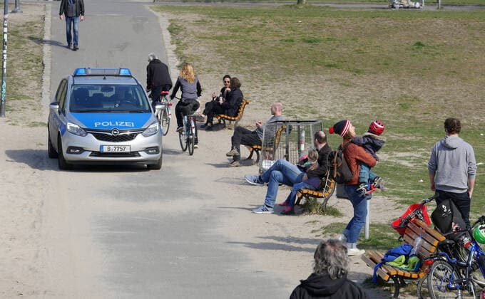 27.03.2020, Berlin - Deutschland: Corona-Krise, die Polizei fährt im Volkspark Friedrichshain Streife, Leute genießen das tolle Wetter und halten Abstand.