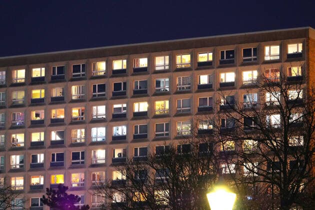 27.03.2020, Berlin - Deutschland. Corona-Krise, Berlin bleibt zuhause, viele Fenster sind erleuchtet, die Menschen genießen den Abend daheim.