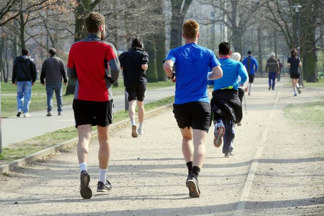 27.03.2020, Berlin - Deutschland: Volkspark Friedrichshain, Jogger genießen das tolle Wetter und treiben Sport an der frischen Luft. Sie laufen der Corona-Krise davon.